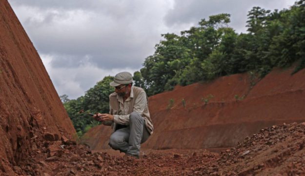 El investigador Antonio Rosas, en un corte del terreno donde se pueden encontrar fósiles. GRUPO DE PALEOANTROPOLOGÍA MNCN-CSIC_ElPaís