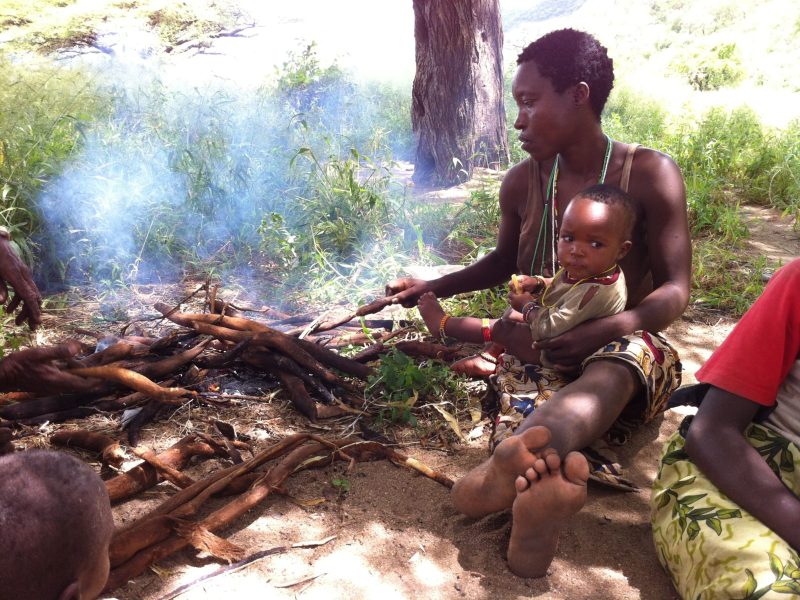 56_2024_Figura 3-Una mujer hadza con su hijo en el campamento