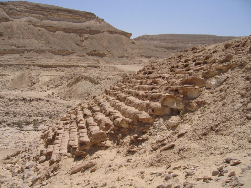 24_Wadi al-Garawi Dam Project_23_2025 Vista del paramento de mamposter+¡a aguas arriba de la presa, formado por bloques de piedra caliza colocados de forma escal+¦n. RM.